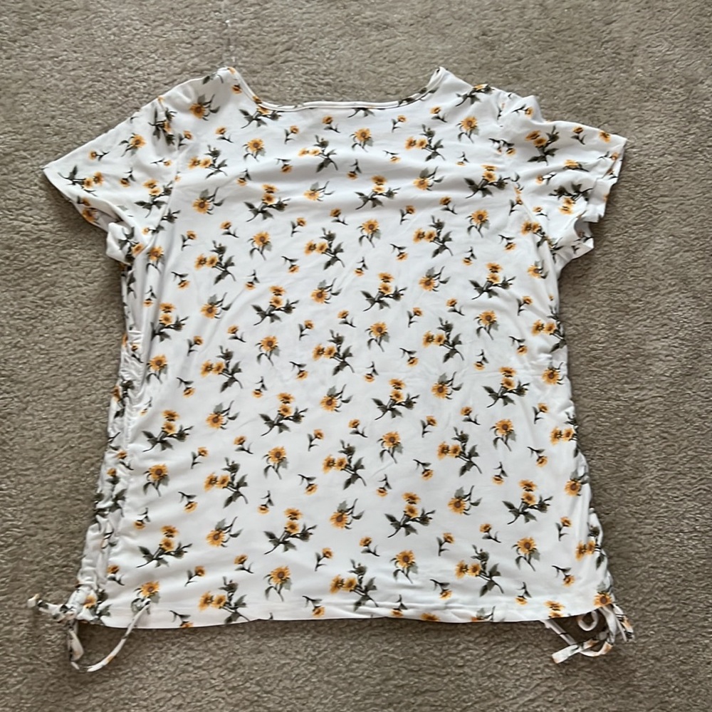 No Comment Ruched Side Ties Floral Top - Picture 2 of 6